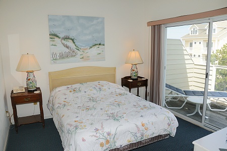 Master Bedroom (queen bed)