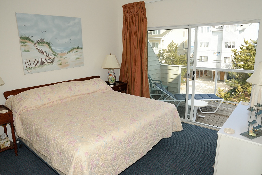 Master Bedroom (king bed)